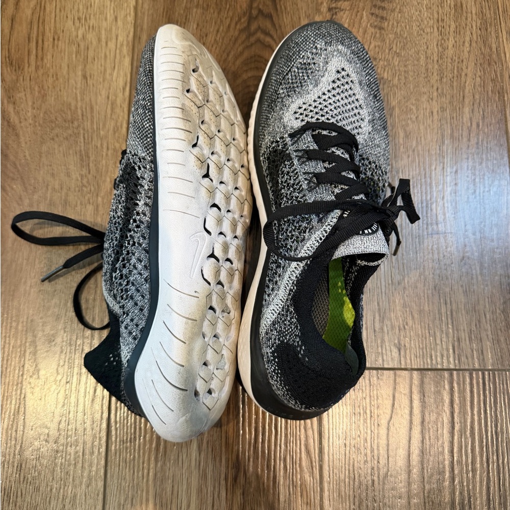 Nike women’s Flyknit Sneakers - Black - Picture 3 of 3